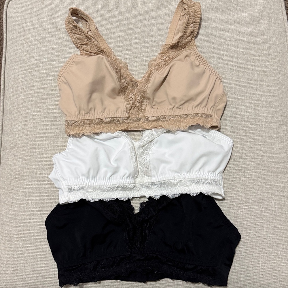 Breezies 3 Pack of Bras-No Wire/No Padding-3 Hook Back-Lace Detail-Sz Large-EUC - Picture 3 of 16